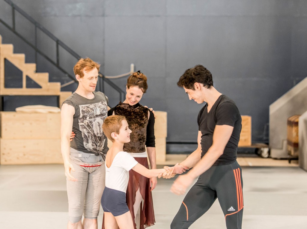 Junior associate joe parker rehearses with former junior associates and alumni of the school edward watson and lauren cuthbertson as well as federico bonelli. Photo: © roh / johan persson