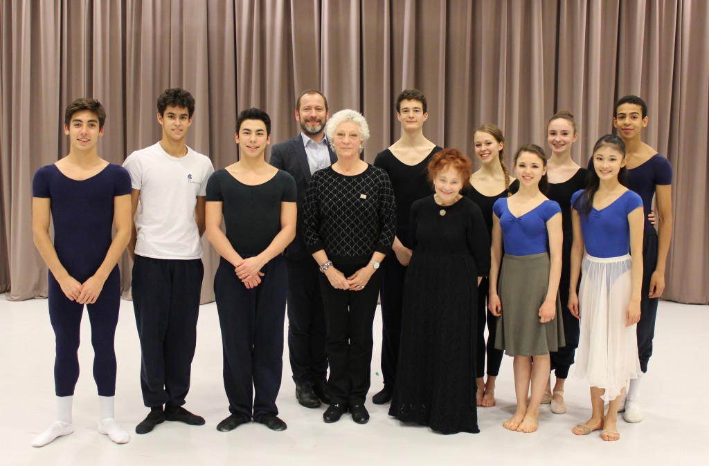 From left to right: aitor galende, francisco serrano (second prize), simone acri (winner), kevin o'hare, dame monica mason, finn cooke, nina finburgh, estelle bovay, johanne monfret, grace paulley, nana sakai and joseph aumeer.