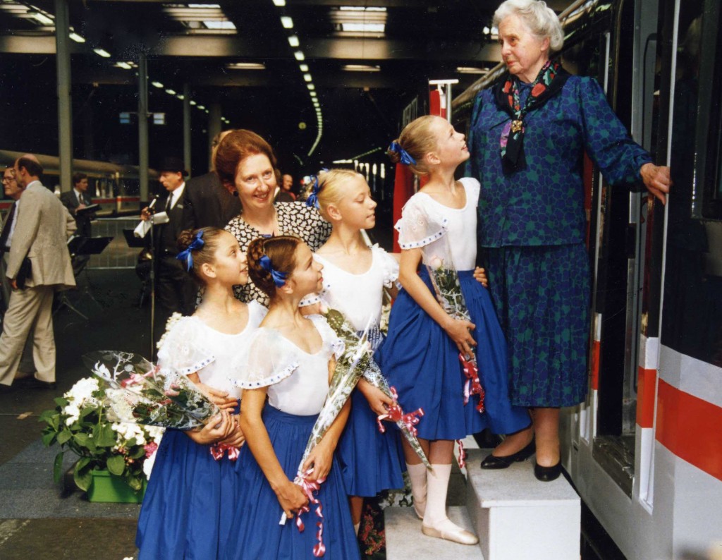 To mark the occasion of the naming of a train ‘the birmingham royal ballet’ in 1990, jocelyn mather accompanied children of the junior associates to the ceremony, where they were met by dame ninette de valois.