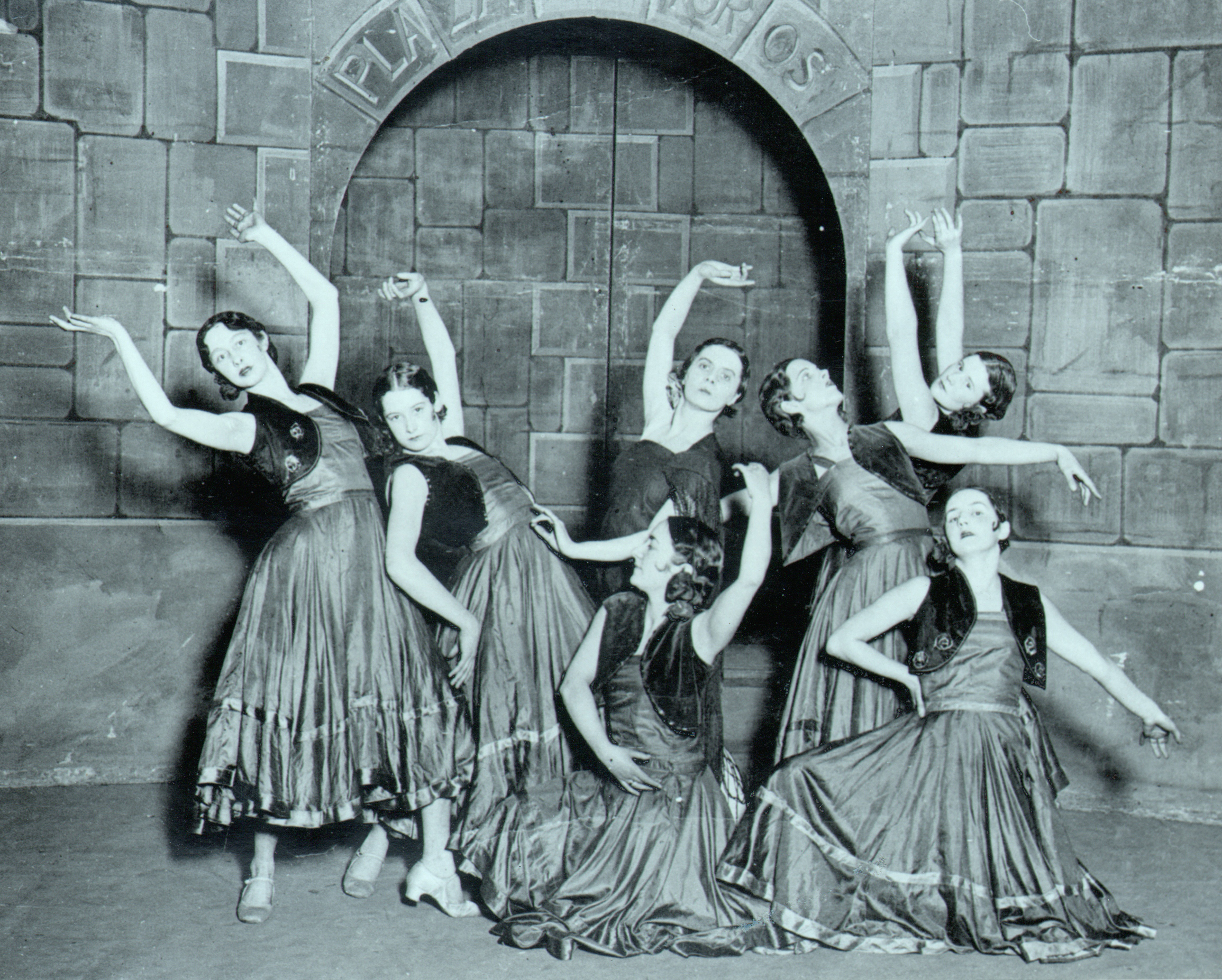 04-1926-08-e-ninette-de-valois-centre-in-carmen-1928-1929-season-old-vic