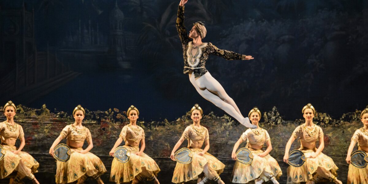 Waltz and pas d’action from la bayadere_the royal ballet school_roh,
gamzatti;	chisato katsura
solor; francisco serrano,
tall ladies; leticia dias domingues, arianna maldini, brooke ray, julia roscoe,
small ladies; rachele pizzillo, nana sakai, rio sato, kaho yanagisawa,
two men;  lukas bjørneboe brændsrød, gareth haw,