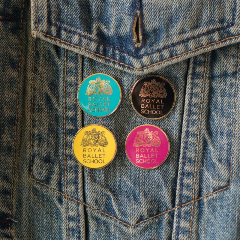 4 coloured pins