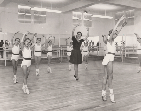 Photograph of former teacher pauline wadsworth in the studio teaching a class to students in the 1970s.