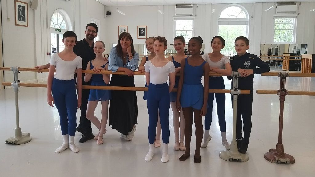 Darcey bussell with royal ballet school students in the studio