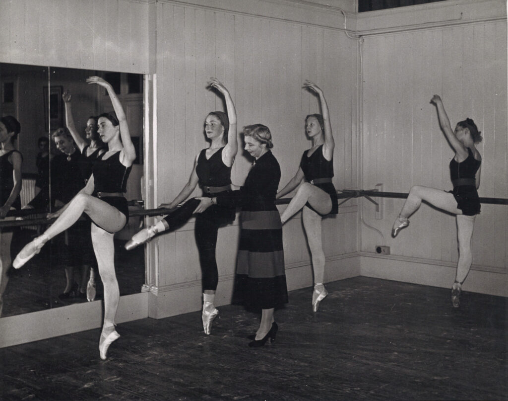 Ailne phillips teaching anya linden